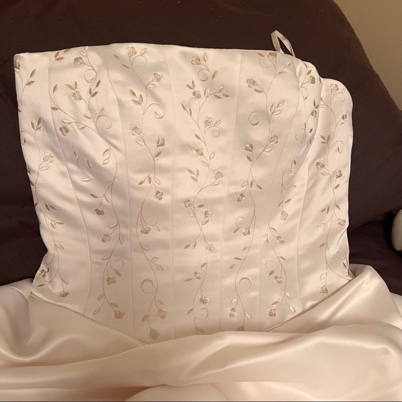 Wedding dress size SMALL. / Size 4. Brand, Mikalla. - Picture 5 of 7